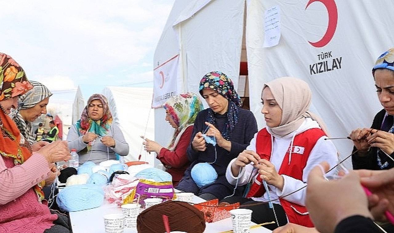 Kızılay Depremzedeleri Yalnız Bırakmıyor